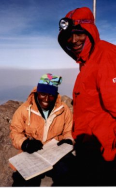 Michael en Yusufu op Mount Meru